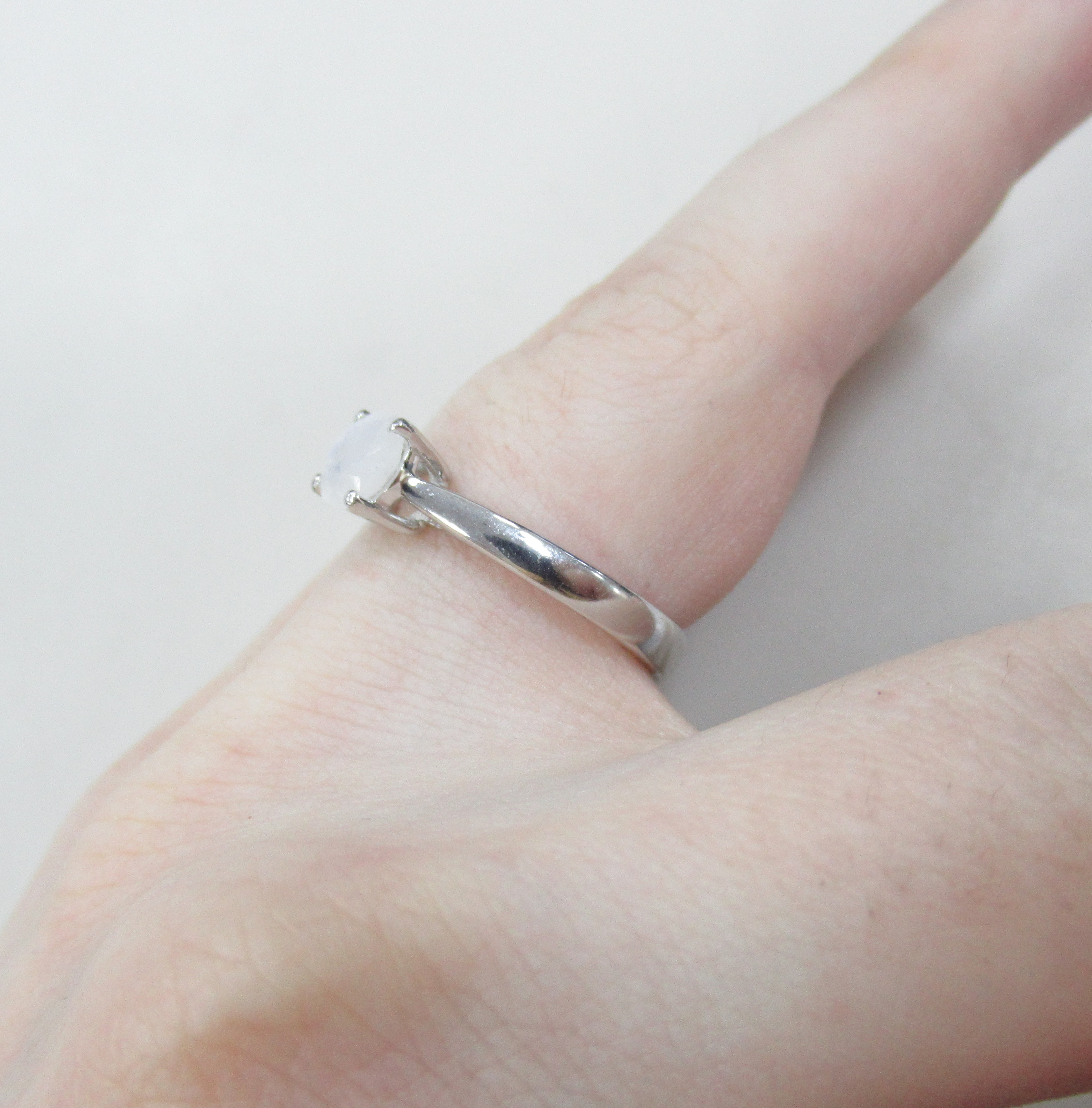 Серебряное кольцо с лунным камнем